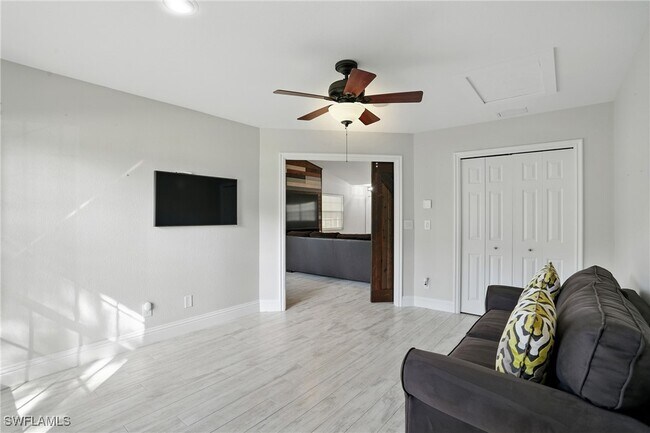 Building Photo - 9624 Crescent Garden Dr