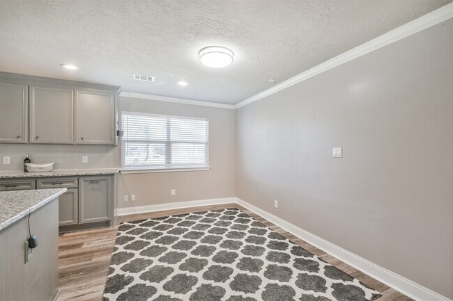 Building Photo - 24237 Creekwood Dr