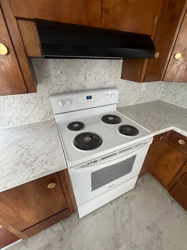 Building Photo - Charming Main Floor Apartment – 2 Bed, 1 B...