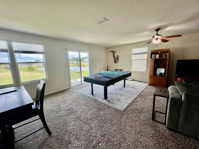 Building Photo - Available 11/1/24 Three bedroom two bath h...
