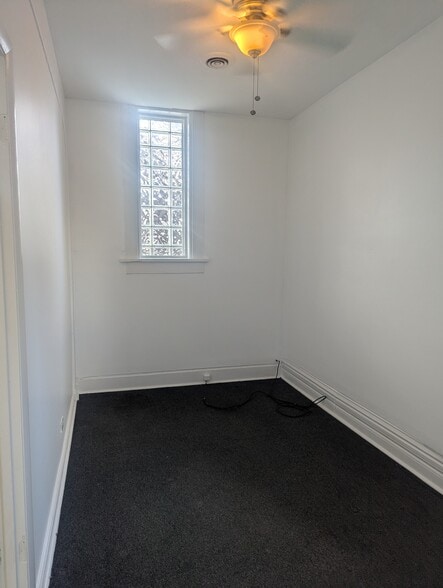Bedroom #1 fits a Queen size bed - 1230 W Hubbard St
