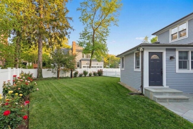 Building Photo - 150 Country Club Rd