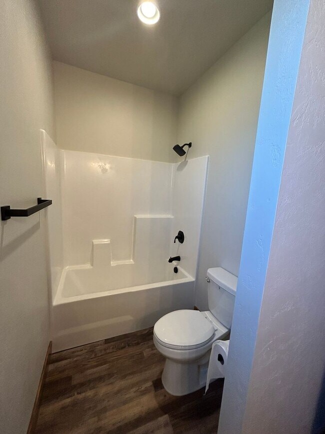 Building Photo - Beautiful Home in Rural Setting