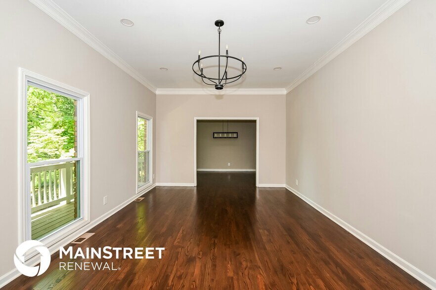 Building Photo - 2448 Kingsley Dr NE