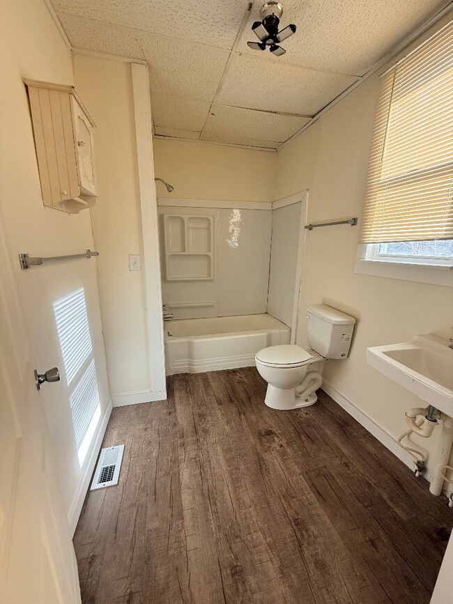 Building Photo - 818 W 4th St