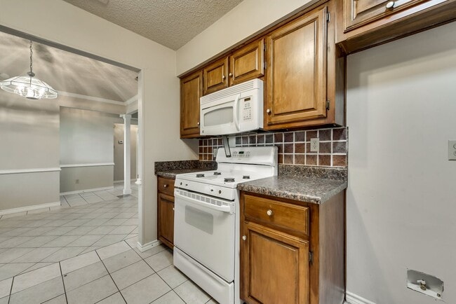 Building Photo - **COMING SOON** BEAUTIFUL CORNER LOT! Love...