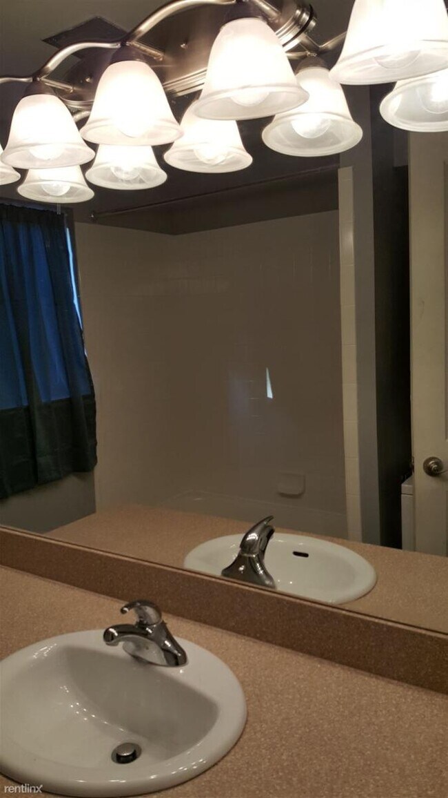 Bathroom - 675 Randolph St