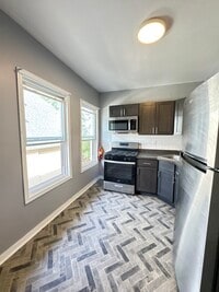 Building Photo - 436 W Queen Ln