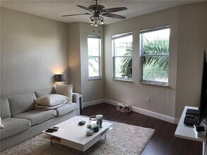 Building Photo - 533 NE 3rd Ave