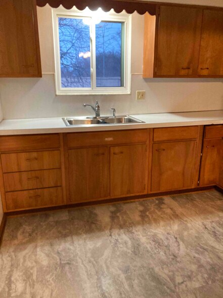 Building Photo - 3020 Carskaddon Ave