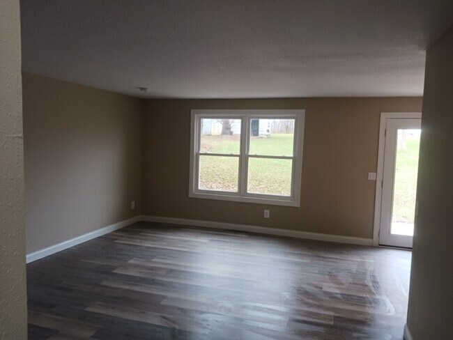 Building Photo - 430 Sara St