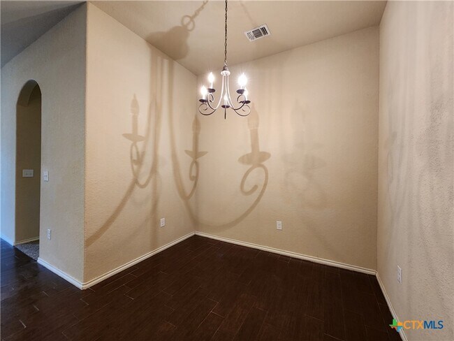 Building Photo - 712 Creekside Cir