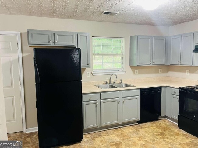 Building Photo - 690 Escalade Dr