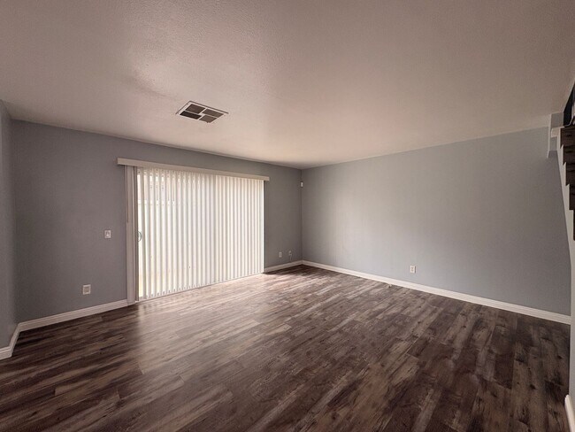 Building Photo - 3 Bed, 2.5 Bath in Ontario!