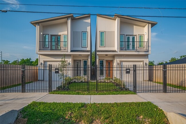 Building Photo - 3544 Mt Pleasant St