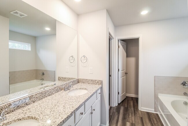 Building Photo - Fantastic 4bd/2.5ba home! Coming soon!