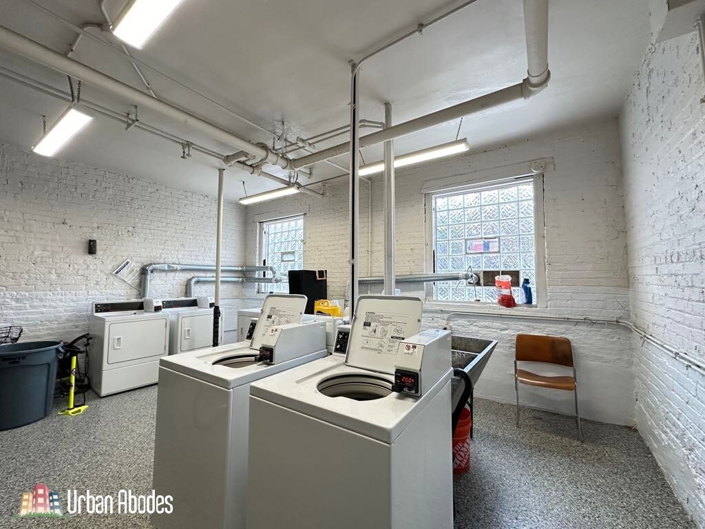 Building Photo - 2530 N Sawyer Ave