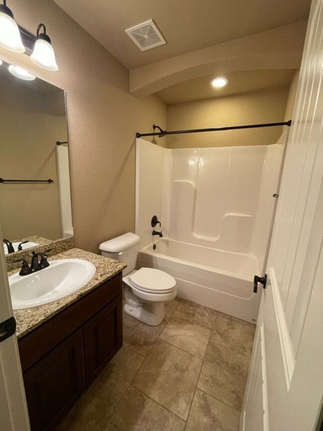 Building Photo - Stunning 3-Bedroom, 2-Bathroom Single Fami...