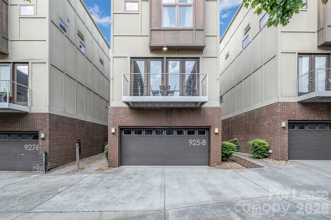 Building Photo - 925 Westbrook Dr