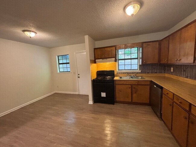 Building Photo - 401 Chateau Dr SE