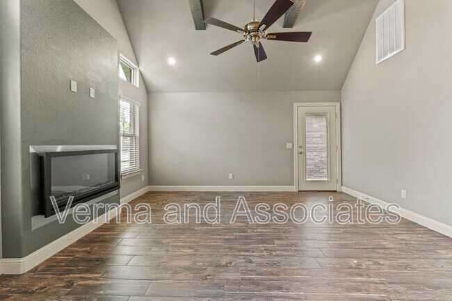 Building Photo - 3205 SW Riverstone Ave