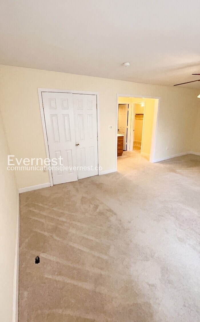 Building Photo - 12135 Salemtown Dr