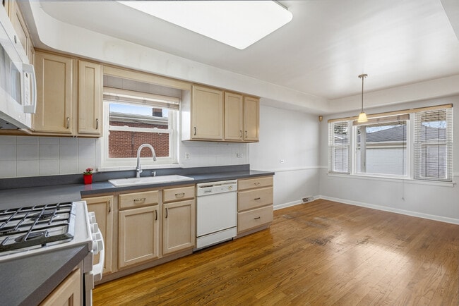 Building Photo - 8736 N Ozark Ave