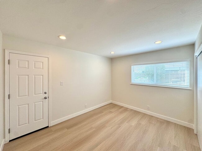 Building Photo - Updated 2 Bed, 1 Bath Home with Detached Office Space