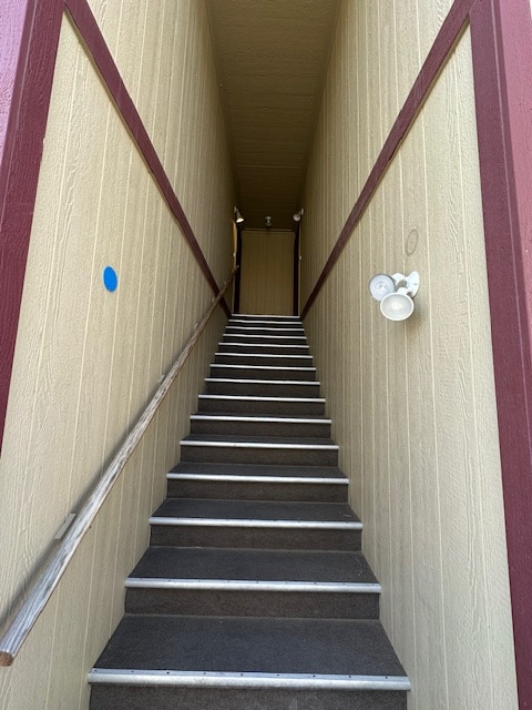 Building Photo - 1210 W Newlands Dr