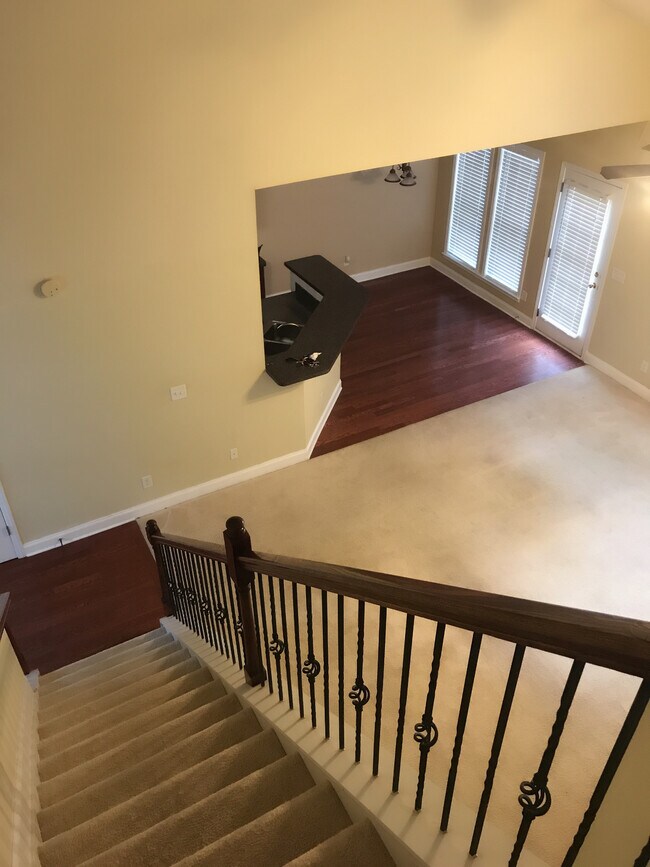 Building Photo - 535 Roland Manor Dr