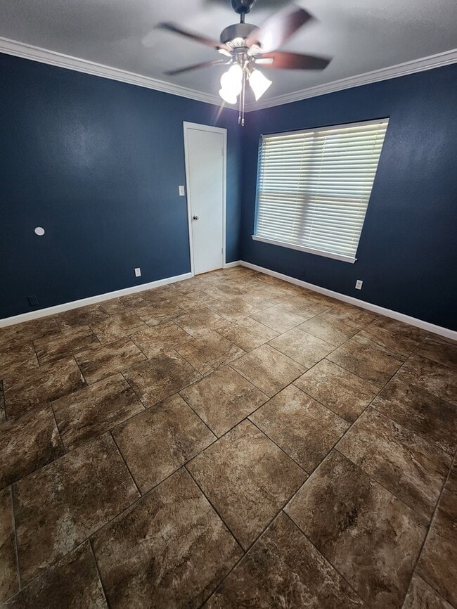 Building Photo - 4 bed 2 1/2 bath home, 2 car garage!