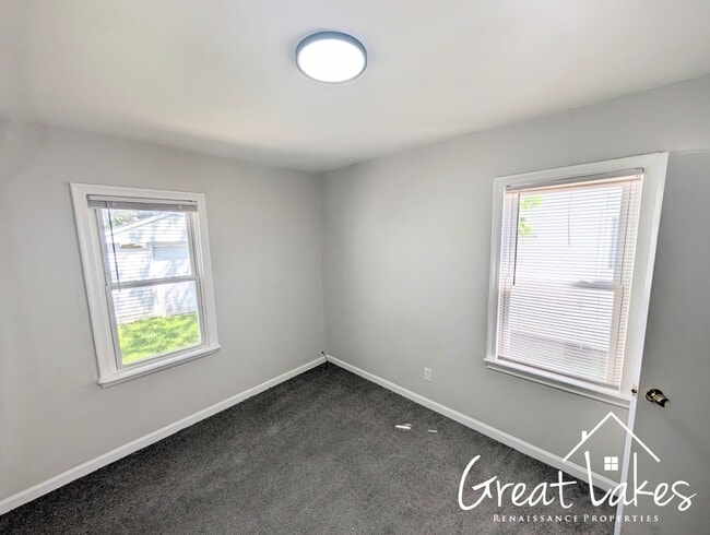 Building Photo - Stunning 2 Bedroom 1 Bathroom now availabl...