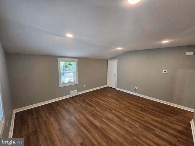 Building Photo - 647 Roberts Ave