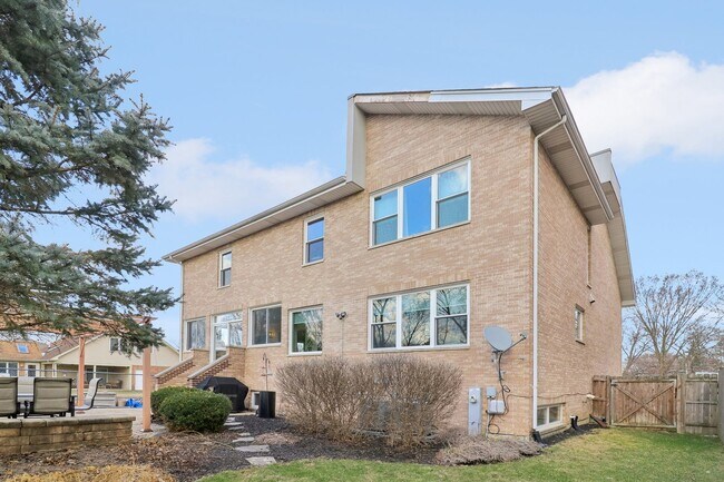 Building Photo - 644 N Franklin Ave