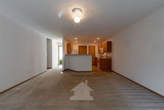 Building Photo - AVAILABLE MID AUGUST - PHOTOS ARE OF SIMIL...
