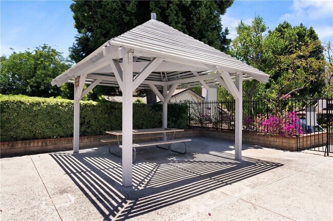 Building Photo - 2655 Victoria Park Dr