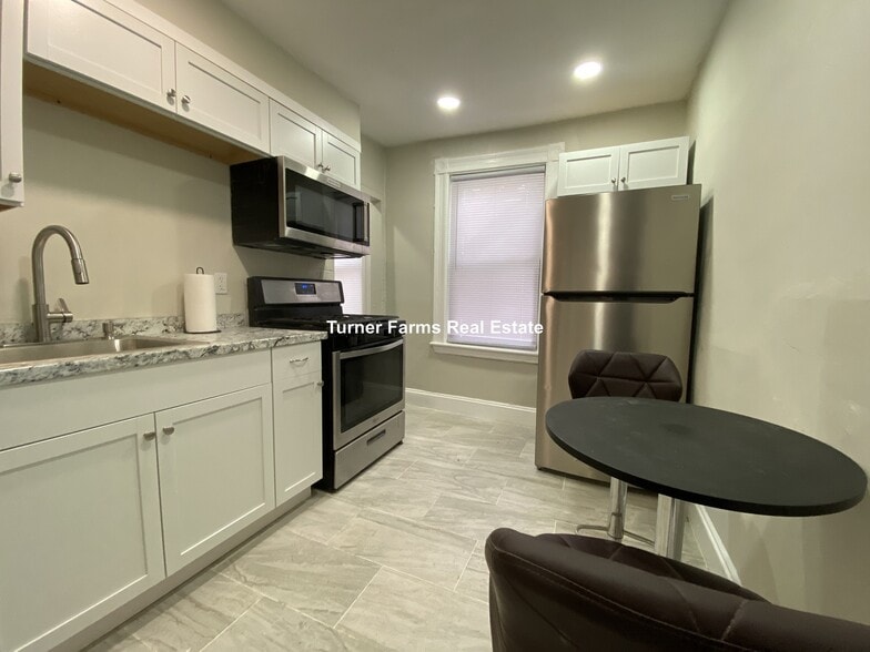 Building Photo - 35 Humphreys St