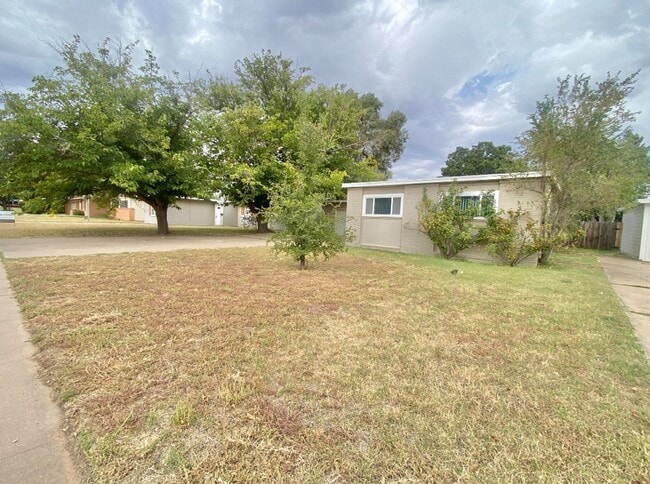 Building Photo - 3 bed 1 bath 2 car garage now available in...