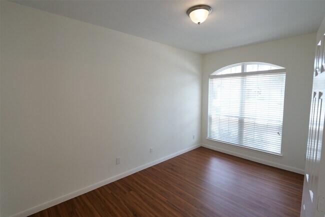 Building Photo - 6119 Lakenshire Falls Ln
