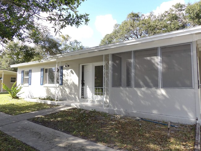 Building Photo - 3 Bedroom, 1 Bath, 1 car Carport