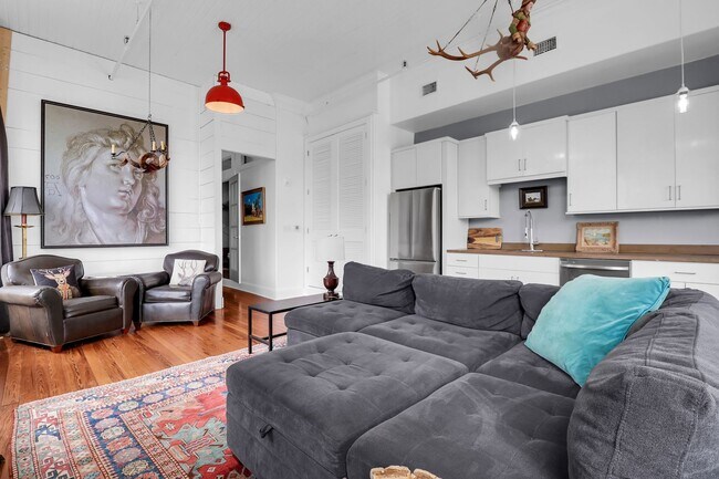 Building Photo - Stunning Corner Loft in the Heart of Historic Downtown Savannah