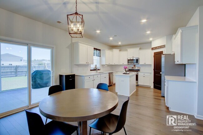 Building Photo - 214 Honey Horn Dr