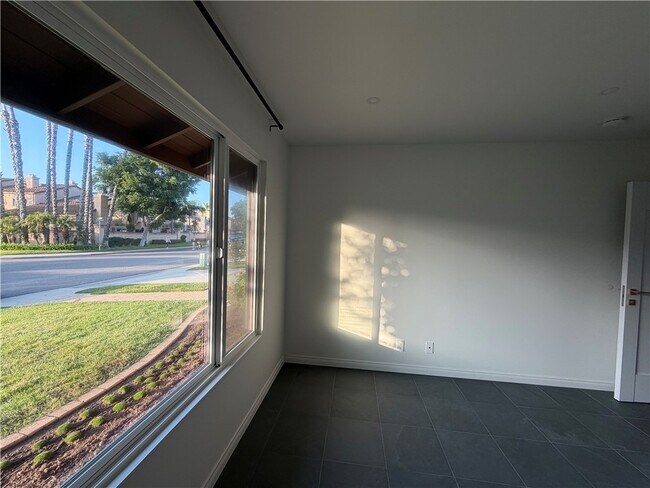 Building Photo - 15999 Via De Las Palmas