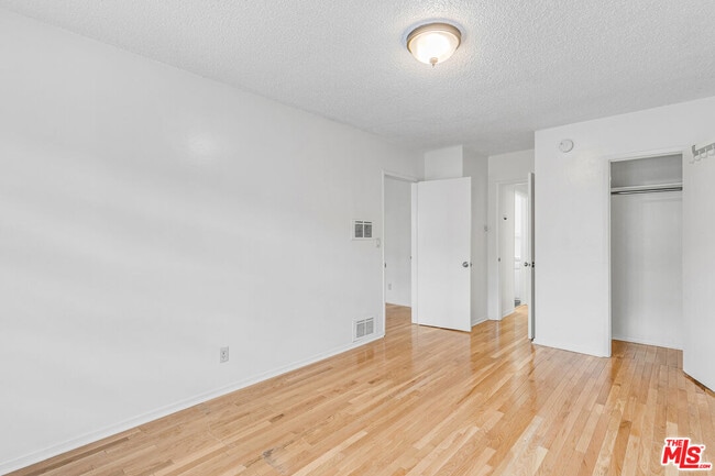 Building Photo - 1342 Yale St