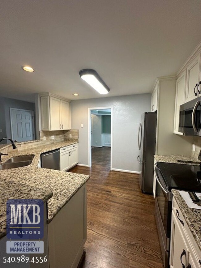 Building Photo - Luxurious 4 Bd/3.5Ba home located in The G...