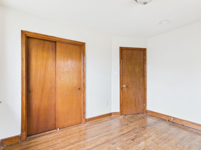 Building Photo - 637 Woodhaven Dr