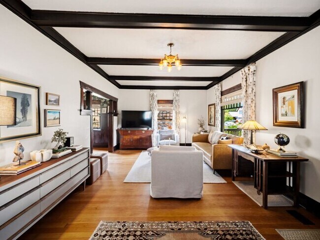 Building Photo - Charming Fully Furnished Spokane Home | Updated Comfort Near Downtown & Parks