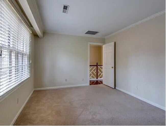 Building Photo - 252 Westchase Dr