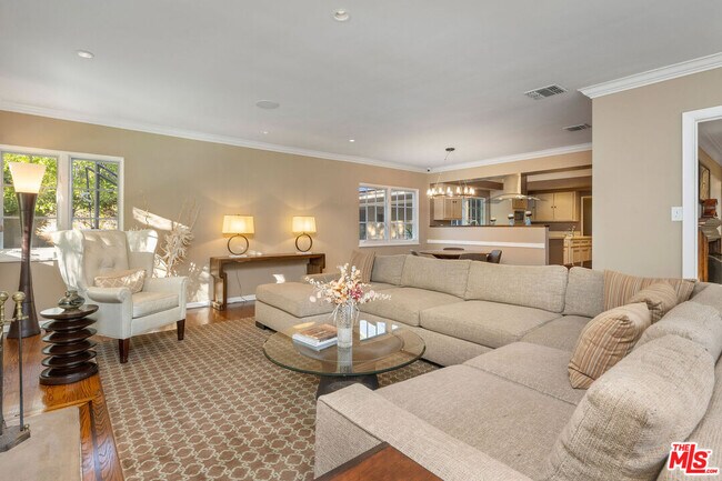 Building Photo - 723 Sierra Dr