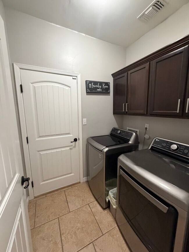 Building Photo - 1815 Lanette Dr